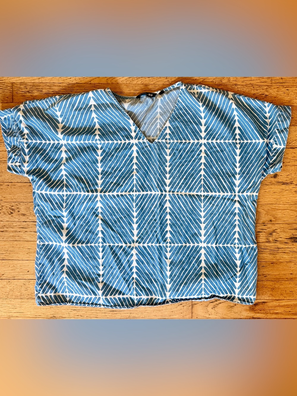 Marimekko- Uniqlo Blue & White Geometric V-Neck Top XL